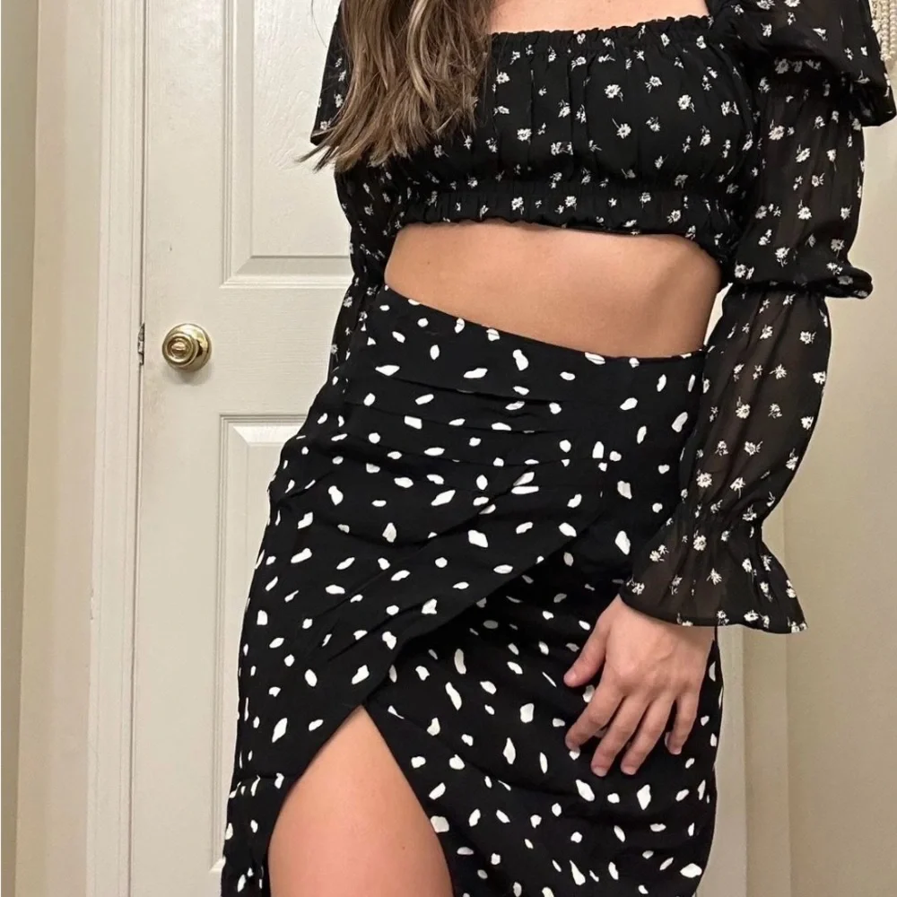 Abercrombie Black and White Knee Length Dot Skirt with Side Slit - Picture 2 of 4